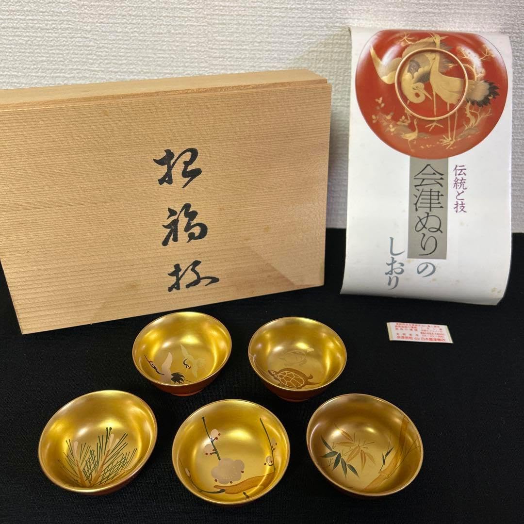 金地蒔絵 角皿5枚 鶴杯2客 盃付 漆器揃 金地蒔絵 角皿5枚 鶴杯2客 盃付 漆器揃 【公式通販】